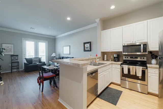 $2,100 | 2400 McCue Road, Unit 248, Houston, TX 77056