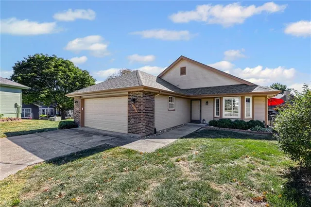 $325,000 | 1009 Southwest 7 Street, Lee's Summit, MO 64081