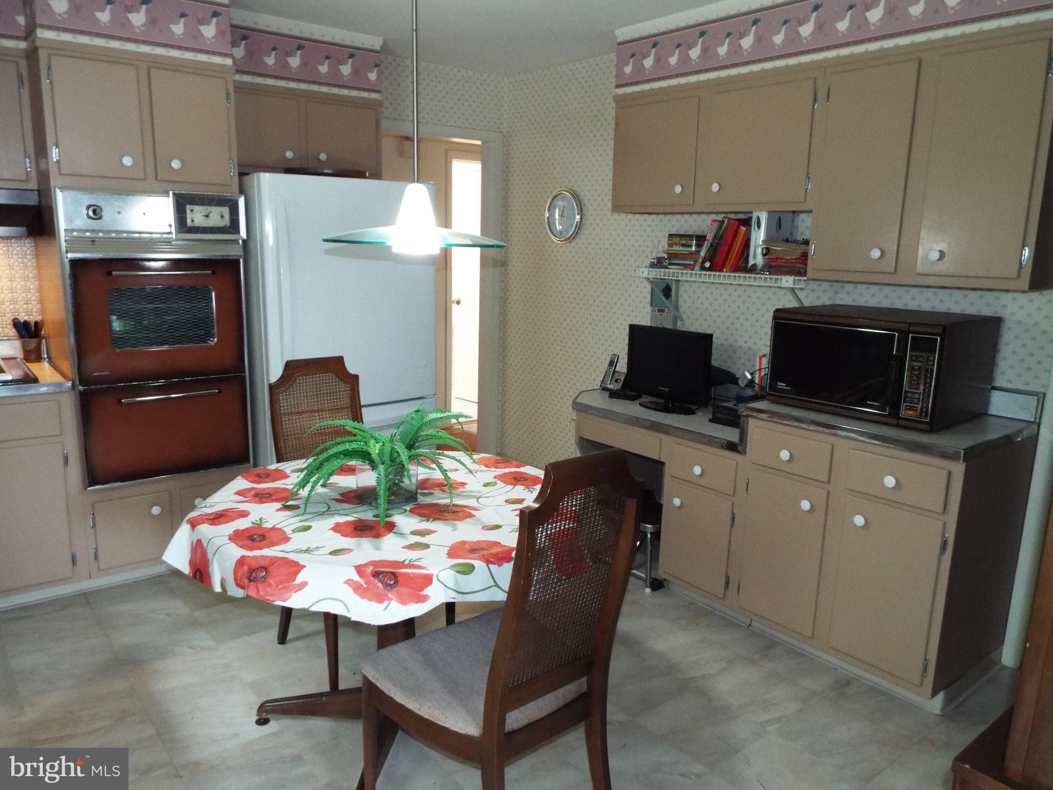 7123 Crestshire Road Baltimore, MD 21222 - Photo 11 of 26 Wall Oven & Gas Cooking