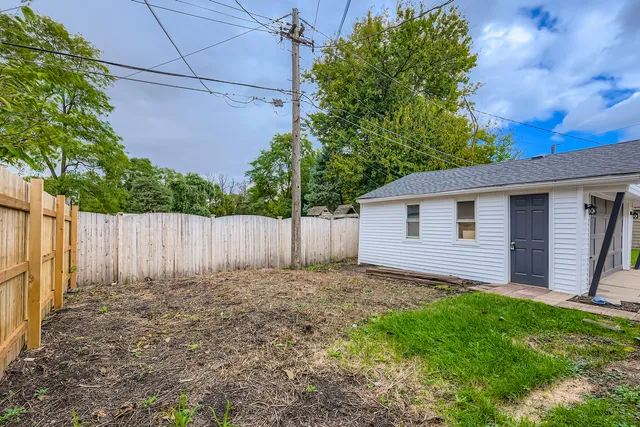 a view of a backyard