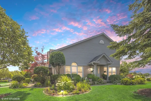 $579,900 | 252 Lynwood Lane, Bloomingdale, IL 60108