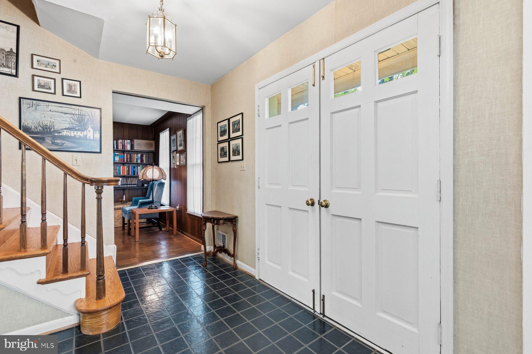 8402 Margo Road Lanham, MD 20706 - Photo 5 of 35 Entry foyer (reverse view)