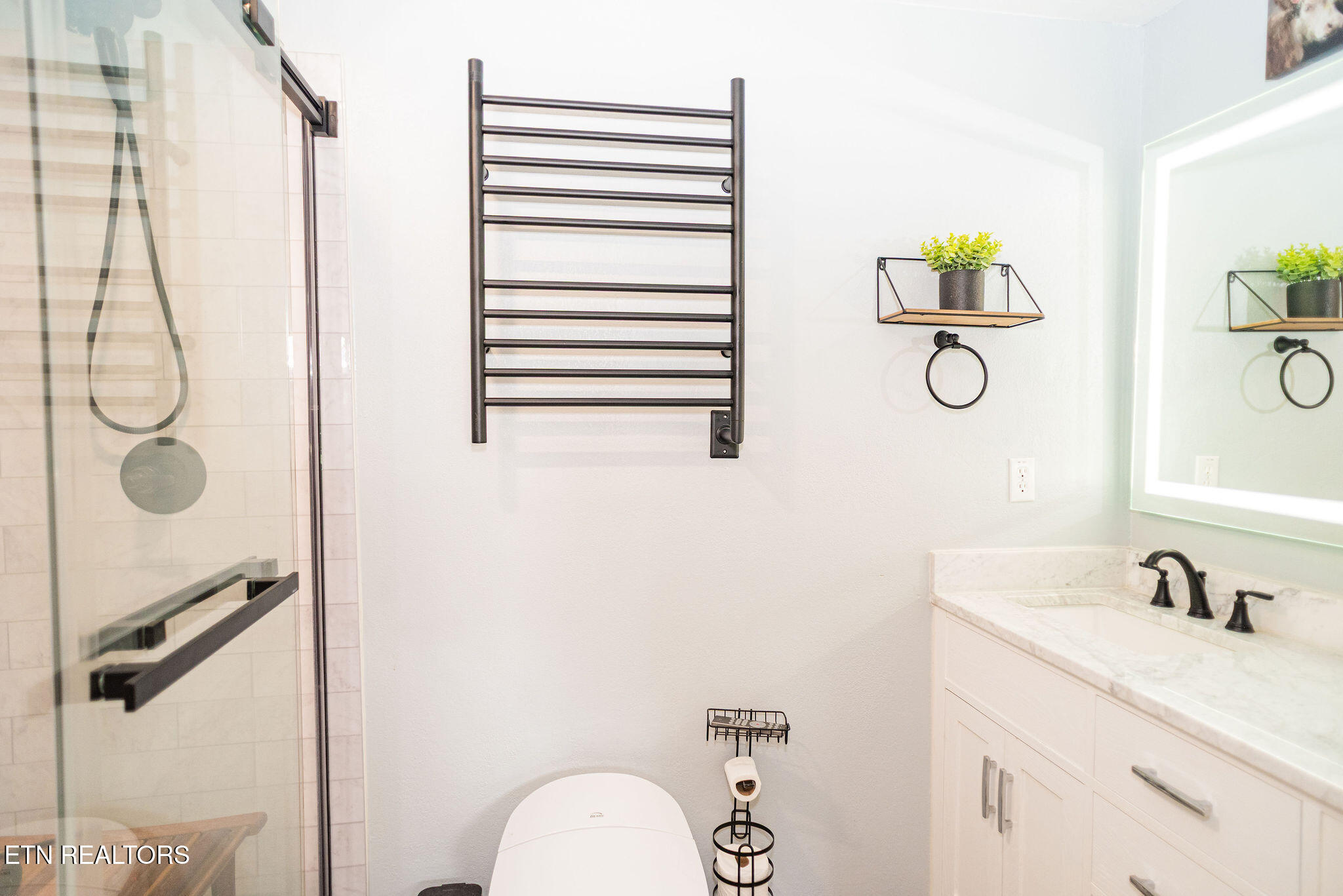 250 Burkhart Road Maynardville, TN 37807 - Photo 16 of 49 On-suite Primary Bathroom