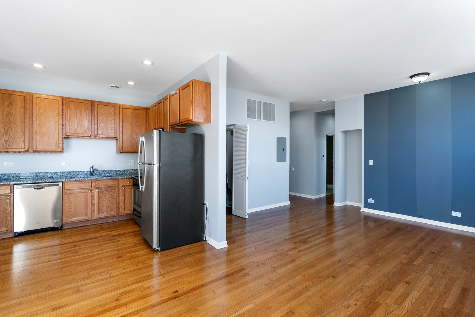 2451 West Howard Street, Unit 112 Chicago, IL 60645 - Photo 2 of 15