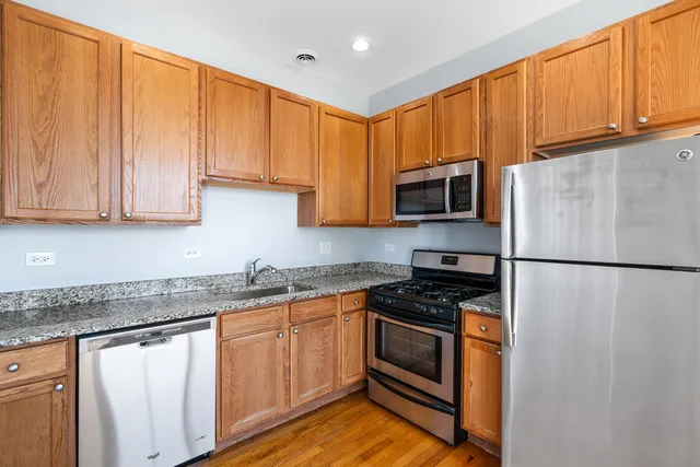 $2,308 | 2451 West Howard Street, Unit 112, Chicago, IL 60645