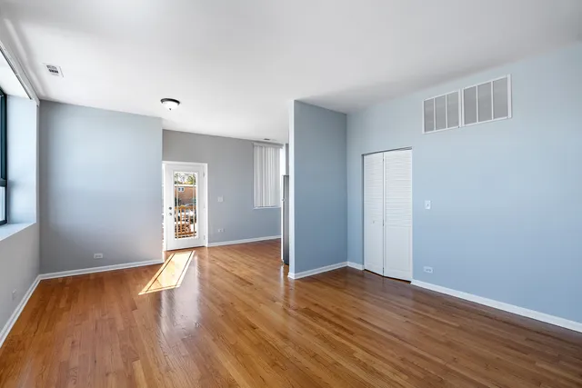 $2,308 | 2451 West Howard Street, Unit 112, Chicago, IL 60645