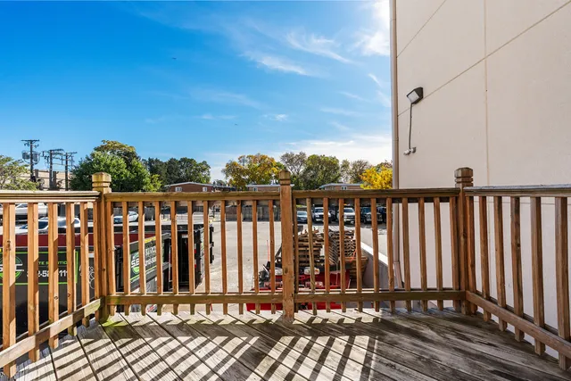 $2,308 | 2451 West Howard Street, Unit 112, Chicago, IL 60645