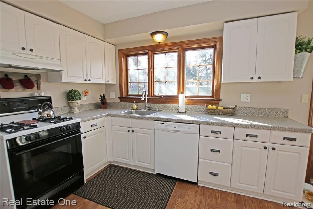 1345 East Fairview Lane Rochester, MI 48306 - Photo 20 of 58 20) Kitchen.jpg