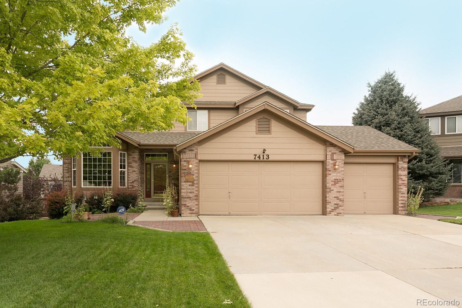 Inviting home on quiet cul-de-sac. Main floor master & laundry. Finished walkout level. Total of 5 bedrooms and 4 bathrooms.