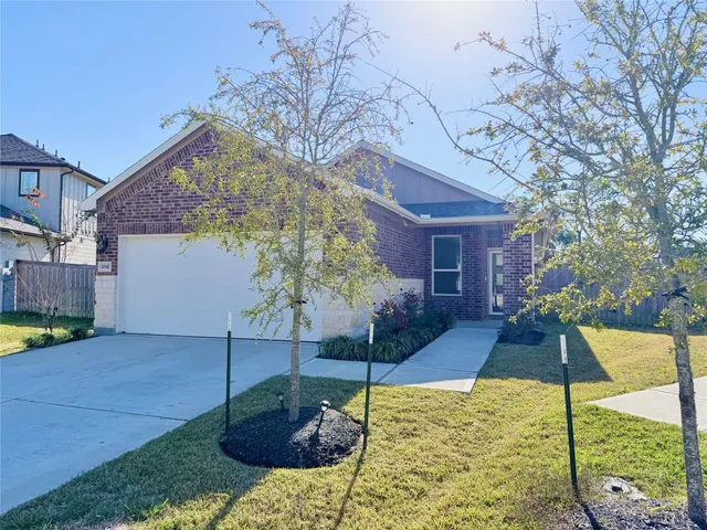 a view of backyard of the house