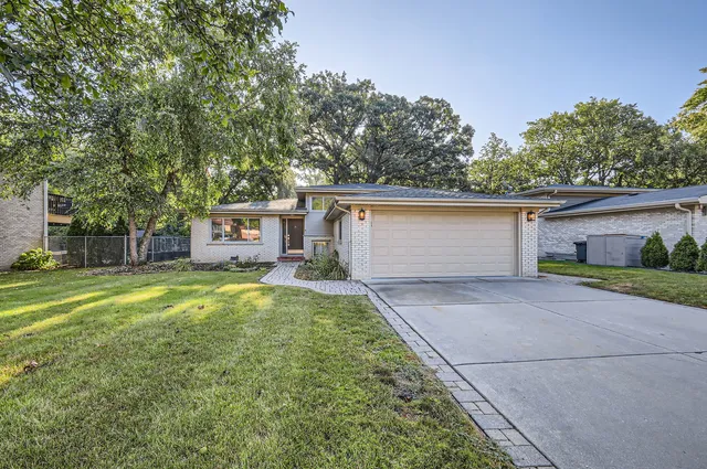 $430,000 | 271 South Cedar Avenue, Wood Dale, IL 60191