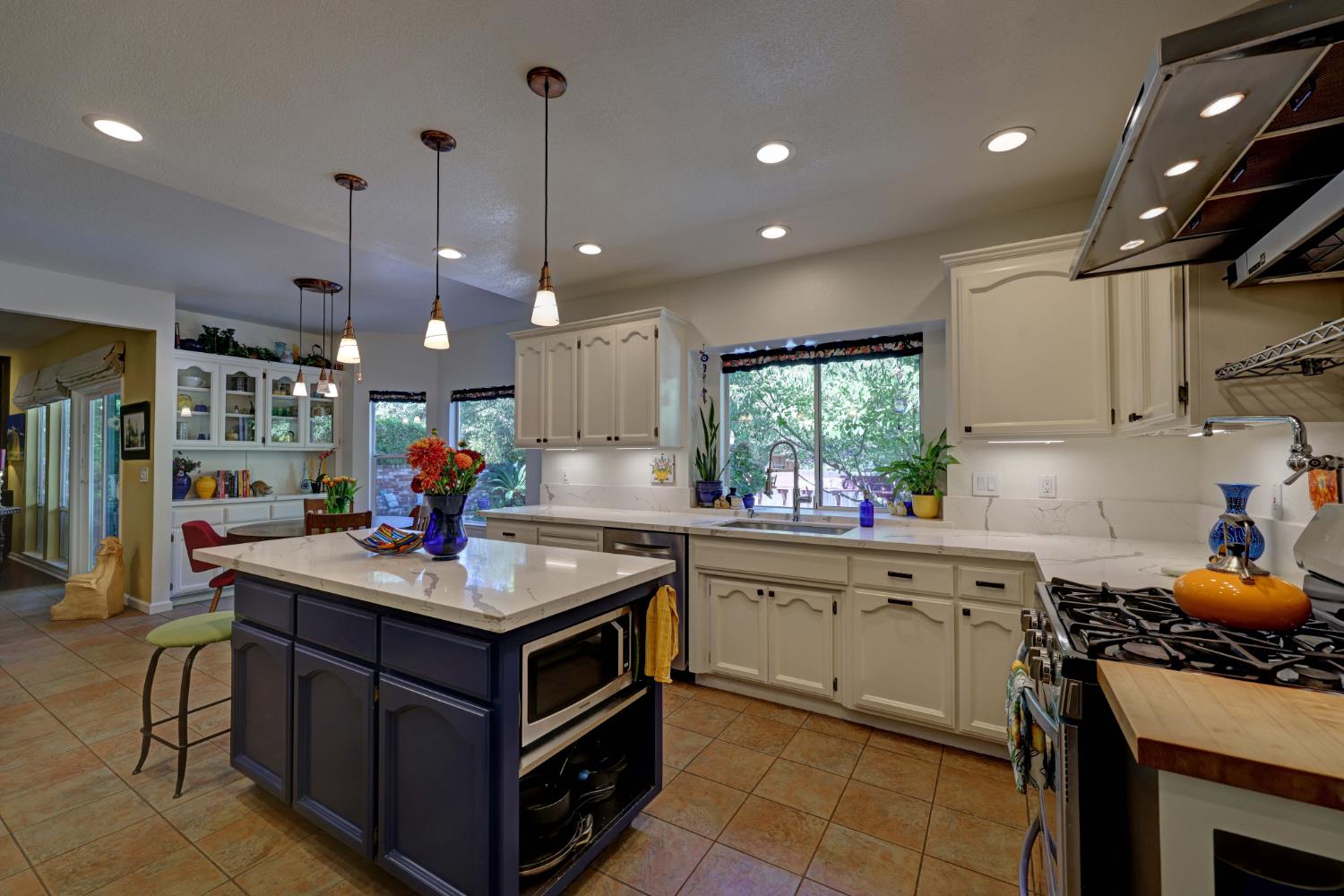 8801 Villa Campo Way Fair Oaks, CA 95628 - Photo 15 of 64 Large entertainer's kitchen with Quartz counters.