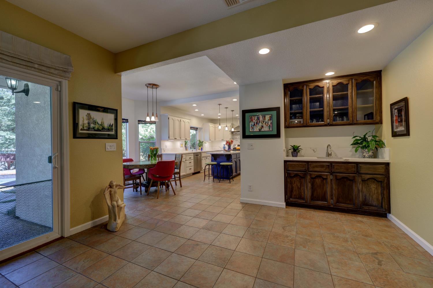 8801 Villa Campo Way Fair Oaks, CA 95628 - Photo 24 of 64 Bar area with sink between kitchen and family room.