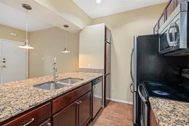$1,200 | 612 Park Place, Unit 204, Austin, TX 78705