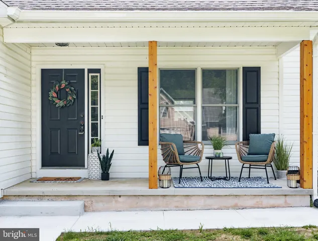 a view of house with outdoor seating space