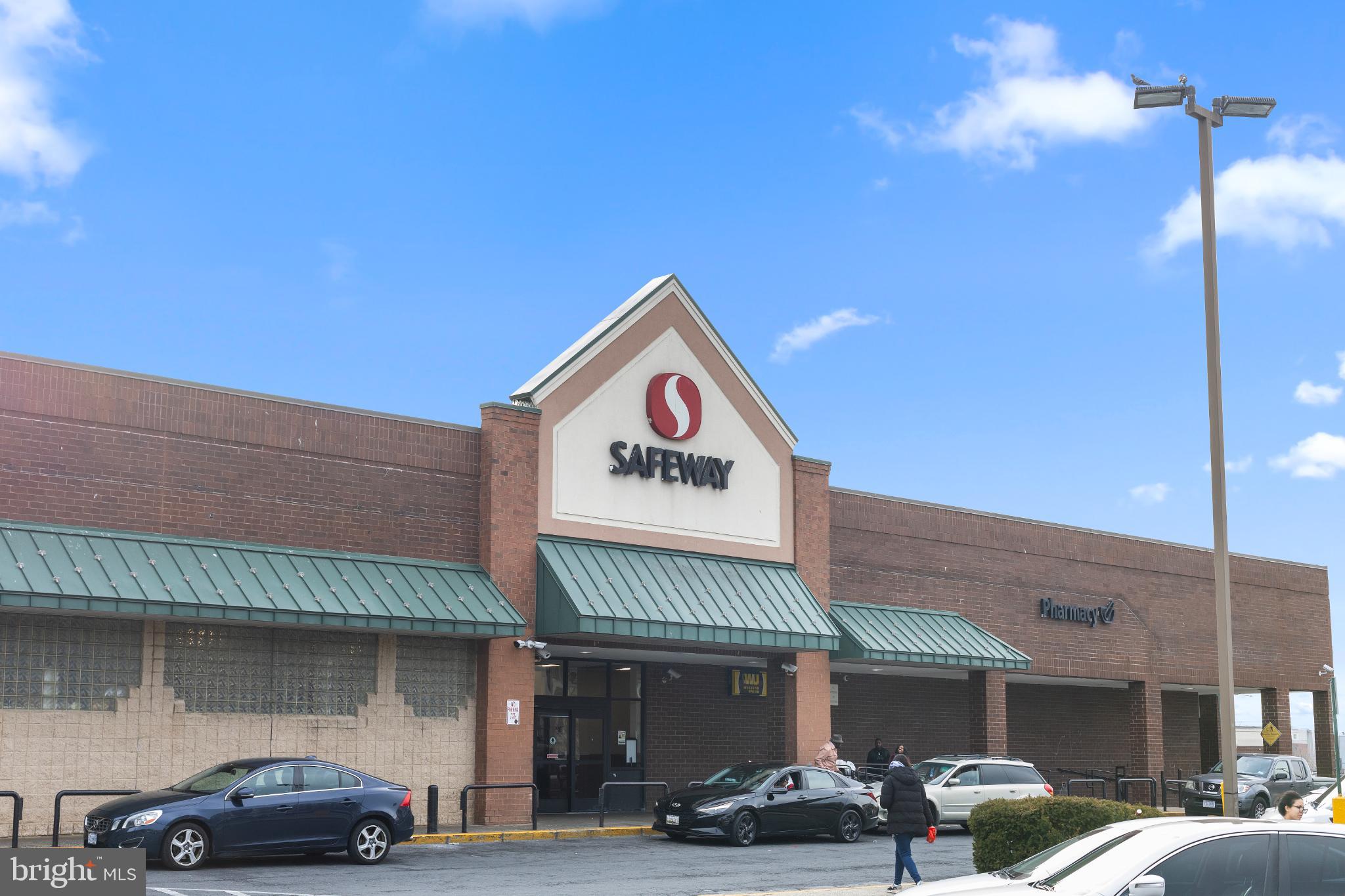 1841 L Street Northeast Washington, DC 20002 - Photo 27 of 31 a view of a building with car parked