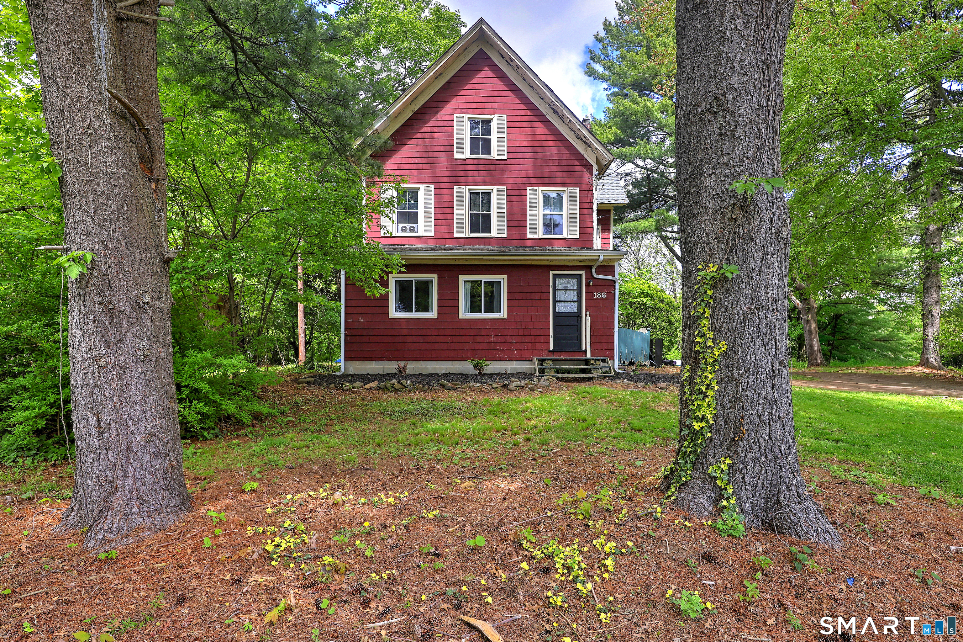 186 Jones Hill Road West Haven, CT 06516 - Photo 1 of 33 a front view of a house with garden