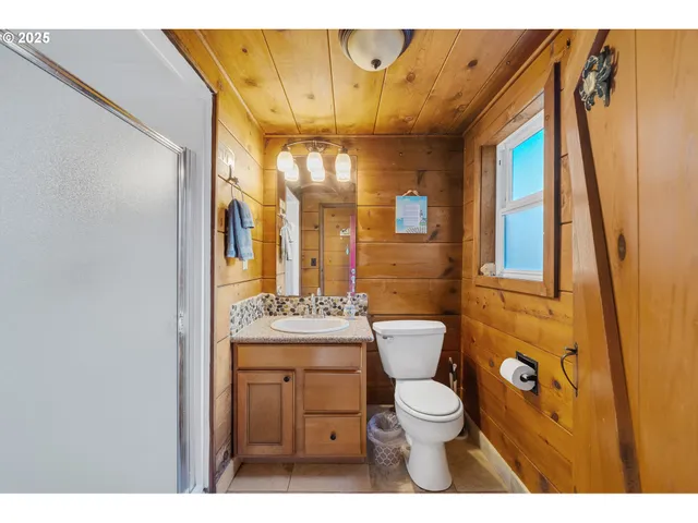 $1,150,000 | 3215 Northwest Inlet Avenue, Lincoln City, OR 97367