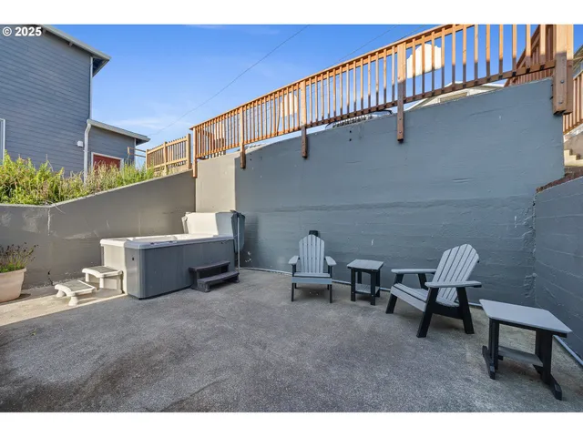 $1,150,000 | 3215 Northwest Inlet Avenue, Lincoln City, OR 97367