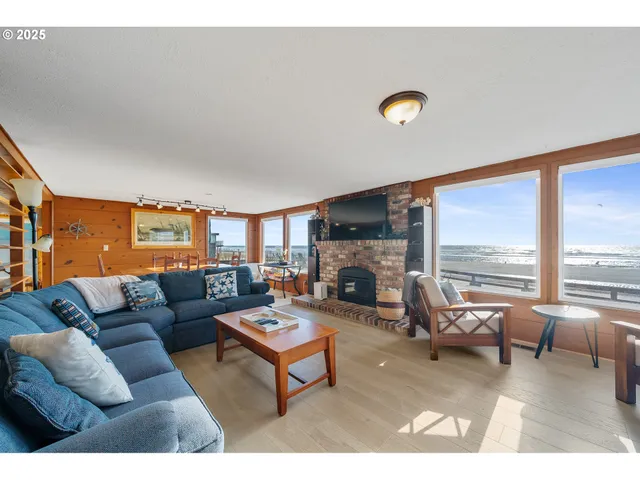 $1,150,000 | 3215 Northwest Inlet Avenue, Lincoln City, OR 97367