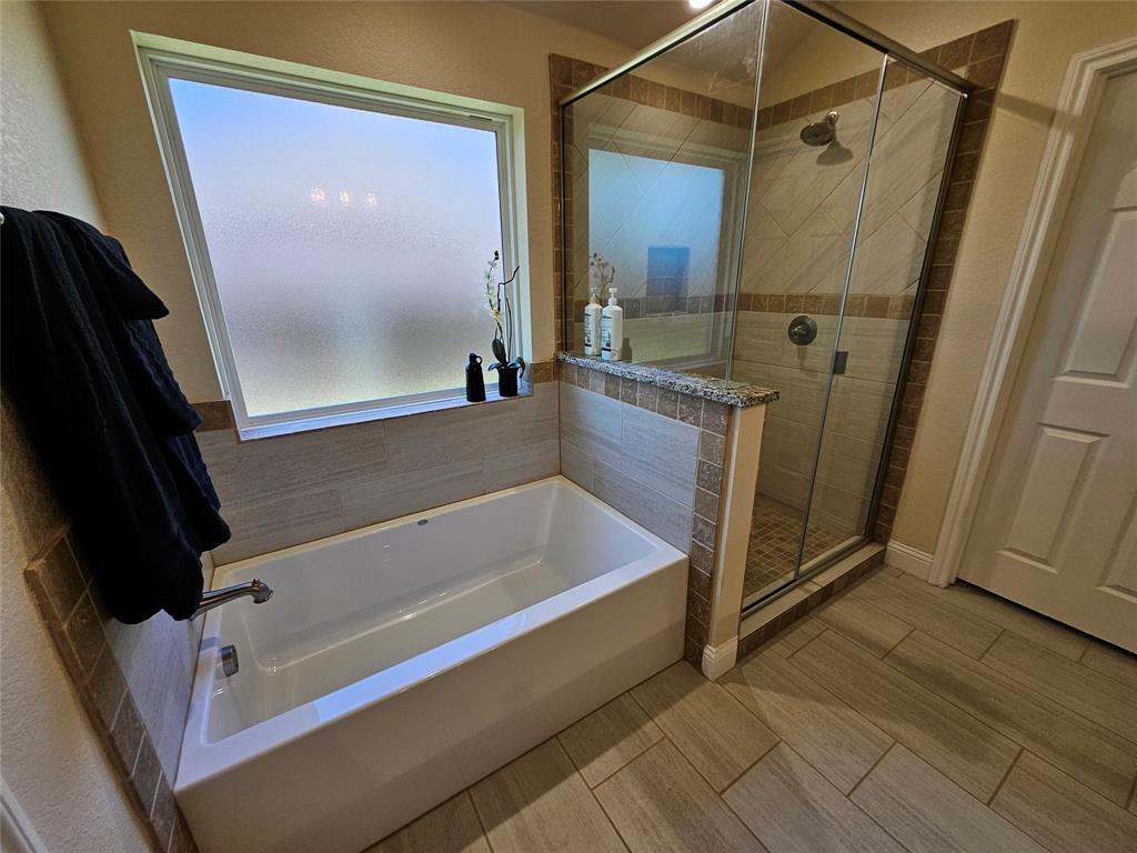 904 Avagail Avenue Springtown, TX 76082 - Photo 20 of 27 a bathroom with a bathtub and a shower