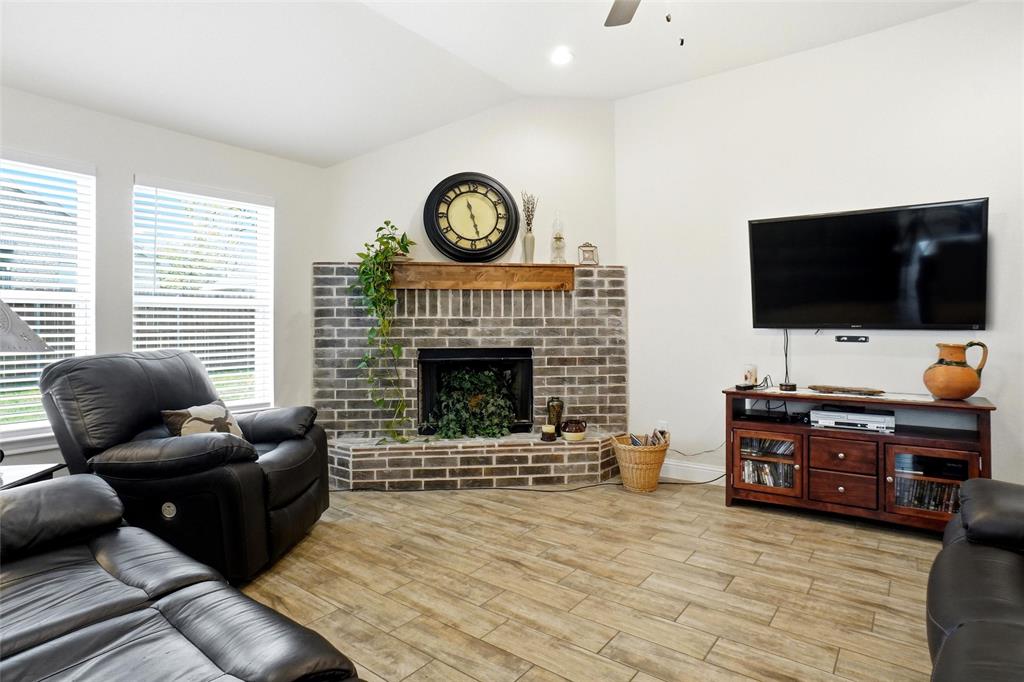 904 Avagail Avenue Springtown, TX 76082 - Photo 6 of 27 a living room with furniture and a flat screen tv