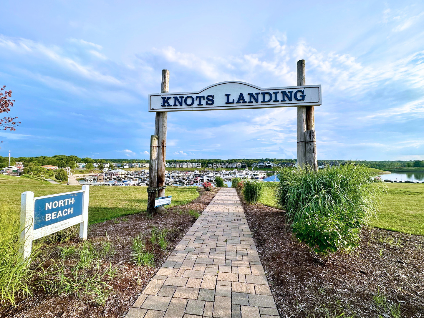 8 Port Place Ottawa, IL 61350 - Photo 25 of 35 a view of a street with benches