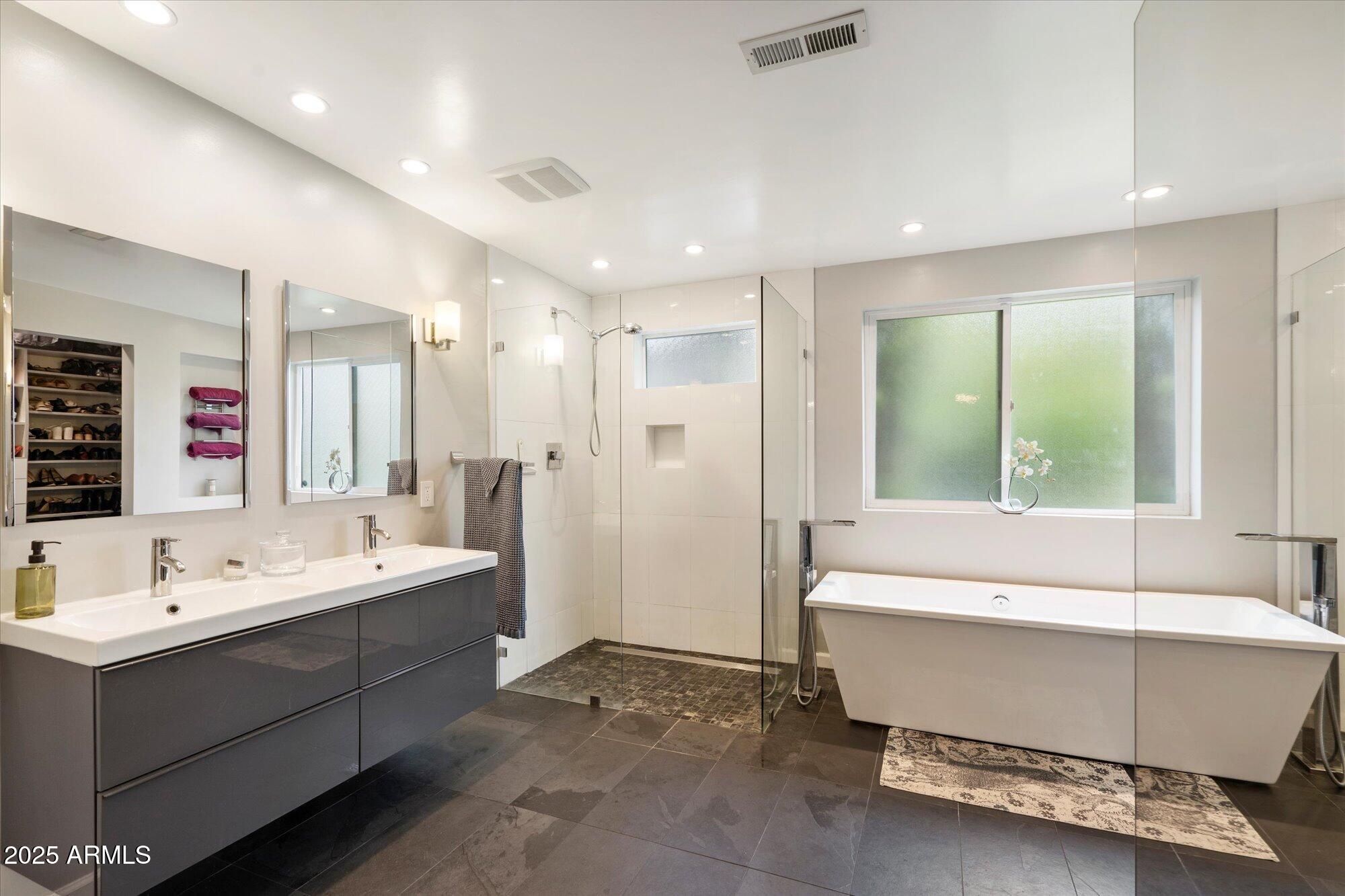 3328 East Turney Avenue Phoenix, AZ 85018 - Photo 16 of 35 a bathroom with a tub a sink and a mirror