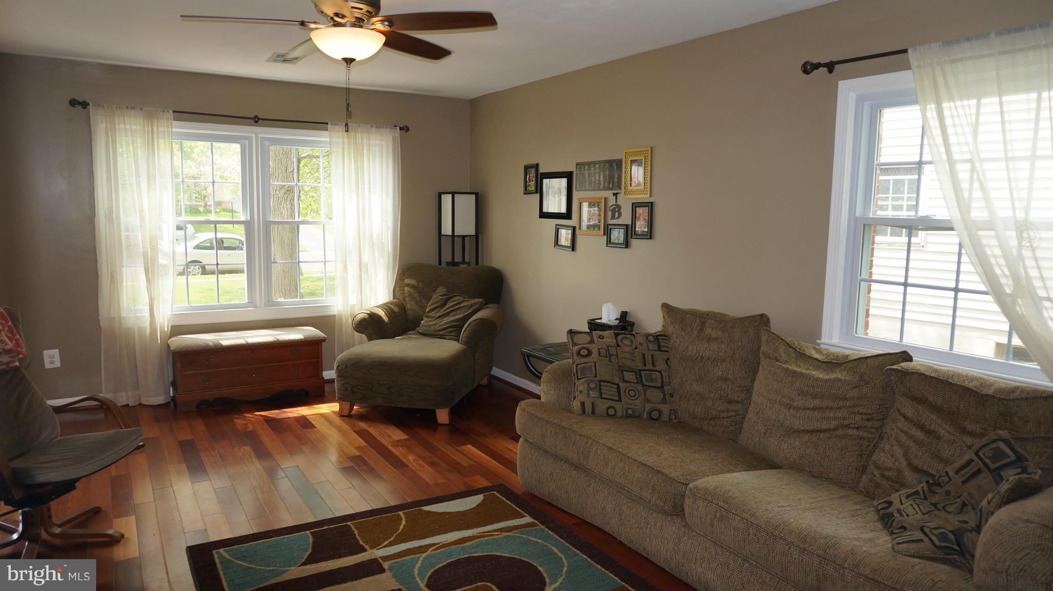 306 South Irving Road Sterling, VA 20164 - Photo 6 of 20 Living Room