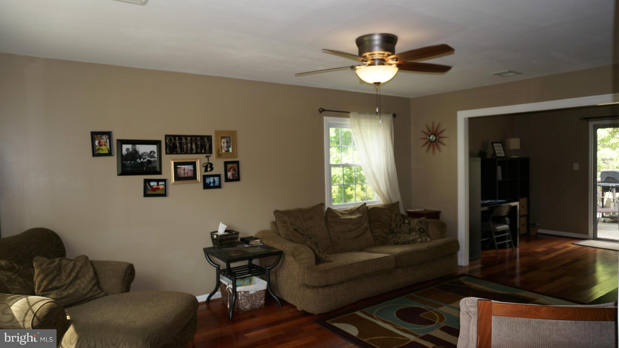 306 South Irving Road Sterling, VA 20164 - Photo 7 of 20 Living Room