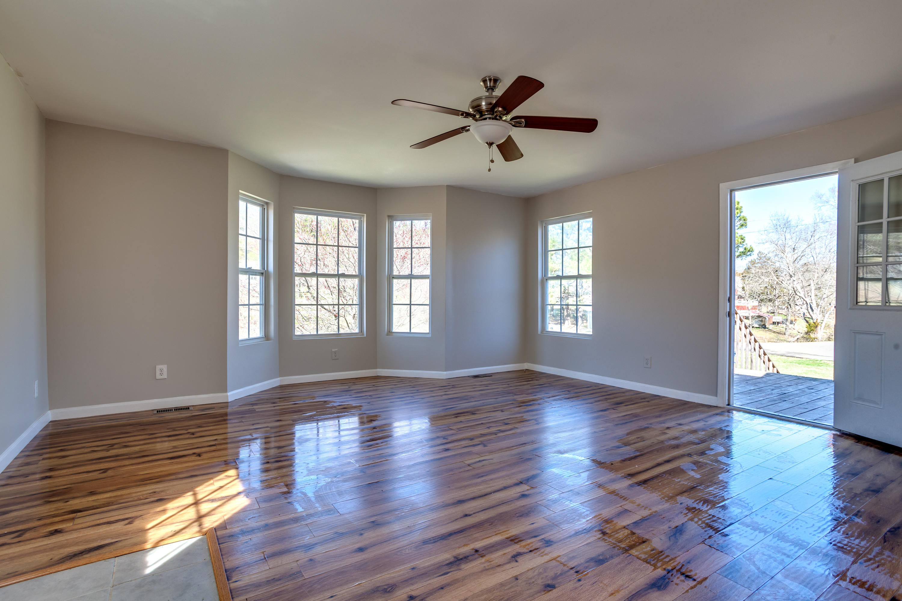 812 Deaderick Road Knoxville, TN 37920 - Photo 4 of 9 009210304-3-812DeaderickRdKnoxvilleTN-SM