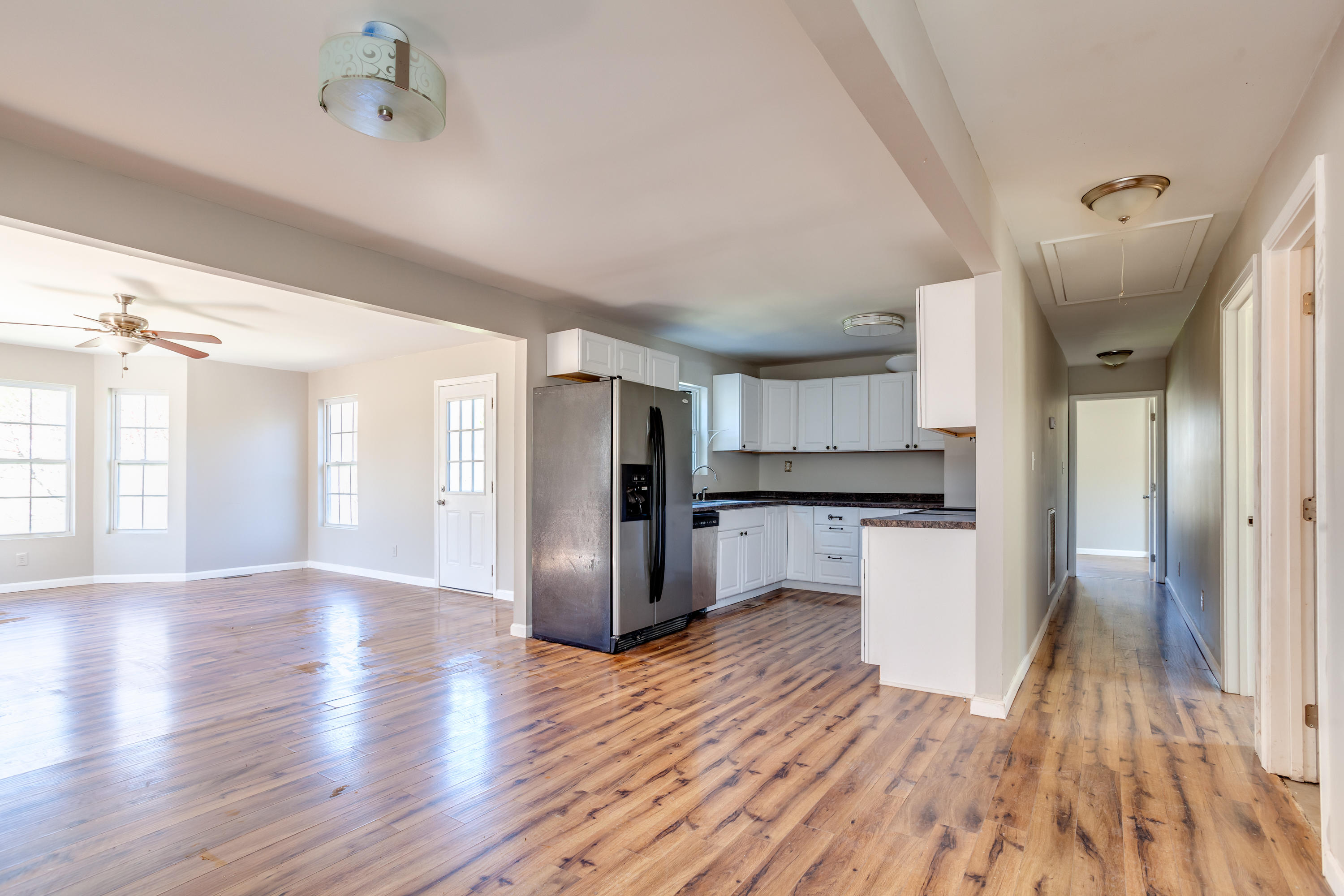 812 Deaderick Road Knoxville, TN 37920 - Photo 5 of 9 023210304-3-812DeaderickRdKnoxvilleTN-SM