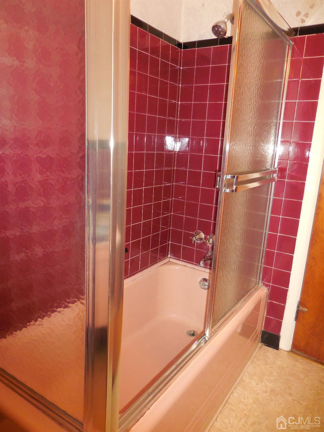 276 Carber Street Bound Brook, NJ 08805 - Photo 25 of 36 a bathroom with a bathtub