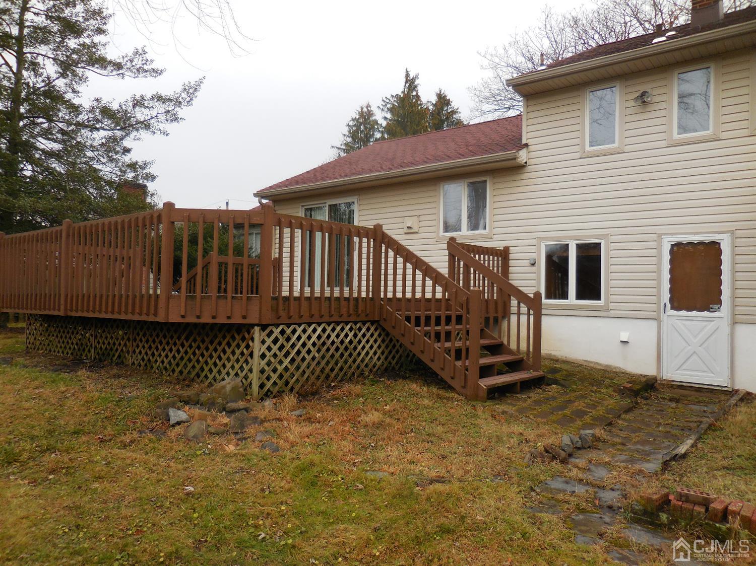 276 Carber Street Bound Brook, NJ 08805 - Photo 35 of 36 a backyard of a house