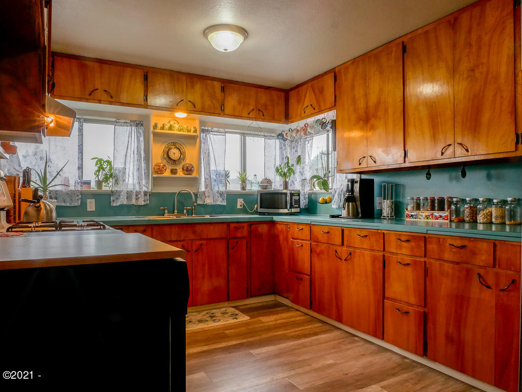152 Northwest Grinstead Street Siletz, OR 97380 - Photo 10 of 30 Kitchen