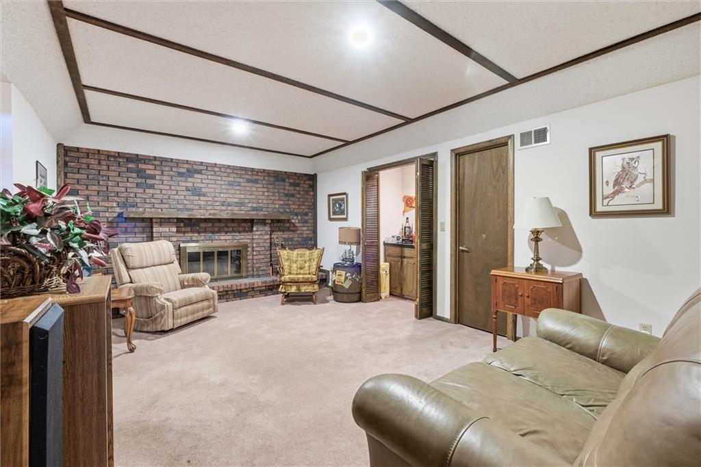 2728 Queen Ridge Drive Independence, MO 64055 - Photo 8 of 36