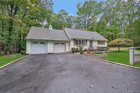 $775,000 | 12 Valley Circle, Miller Place, NY 11764
