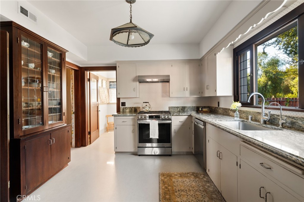 2609 Carlton Place Riverside, CA 92507 - Photo 23 of 75 Kitchen