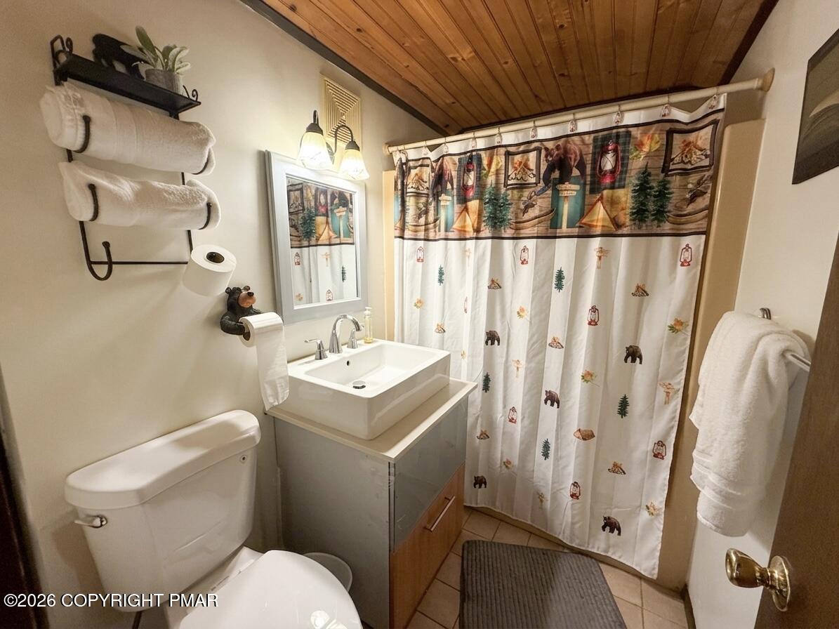 182 Edinburgh Road Bushkill, PA 18324 - Photo 16 of 25 Main bathroom