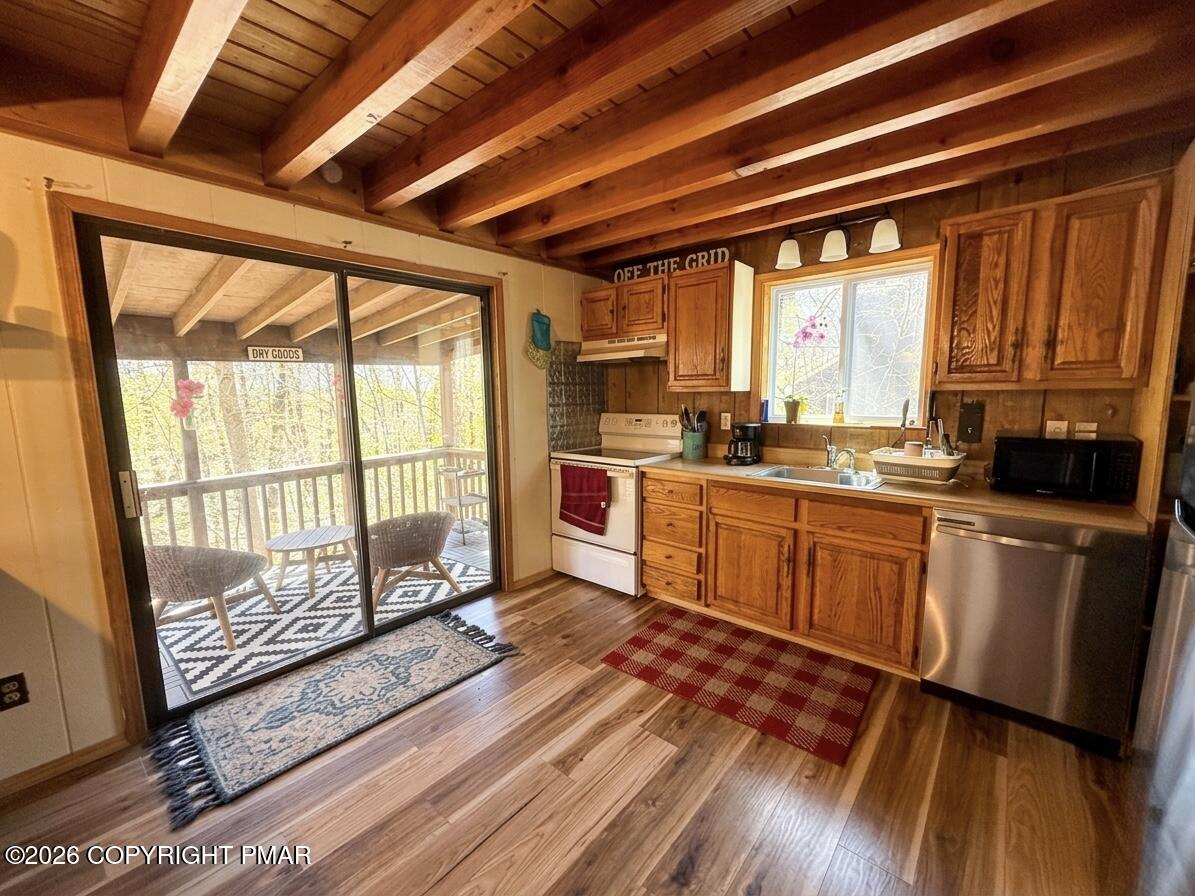 182 Edinburgh Road Bushkill, PA 18324 - Photo 9 of 25 Kitchen/deck access