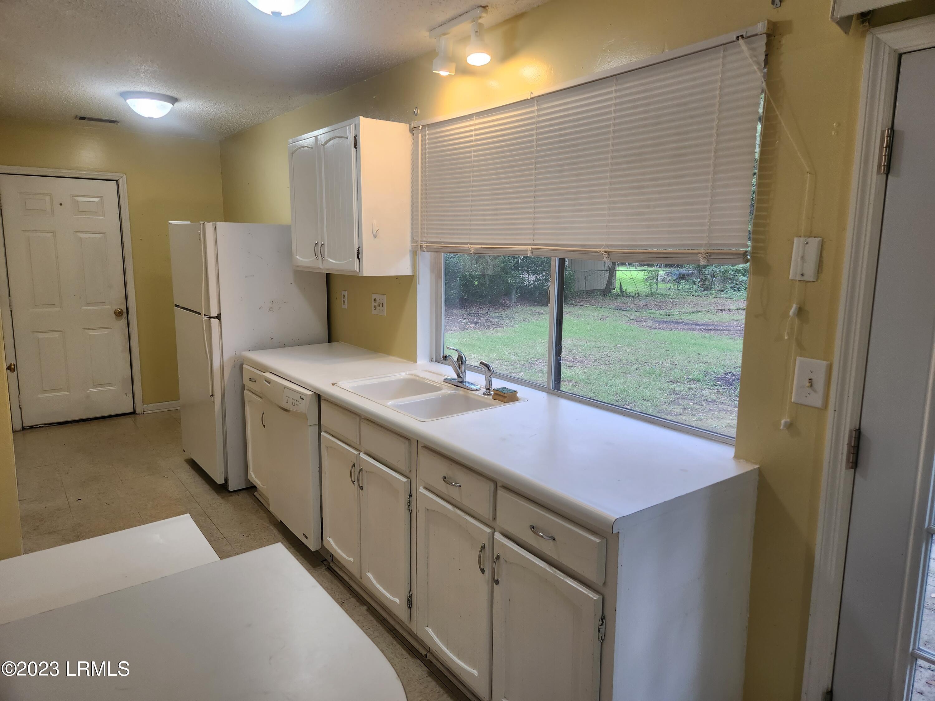 1408 Battery Creek Road Beaufort, SC 29902 - Photo 8 of 17 g