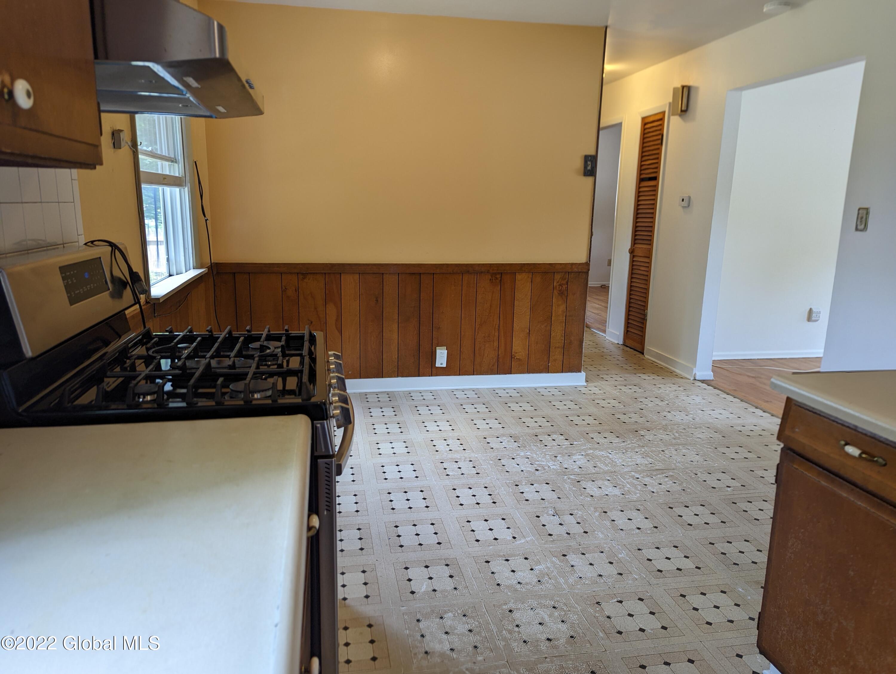 343 Gifford Road Schenectady, NY 12304 - Photo 7 of 24 PXL_20220708_172030939.MOTION-01.COVER