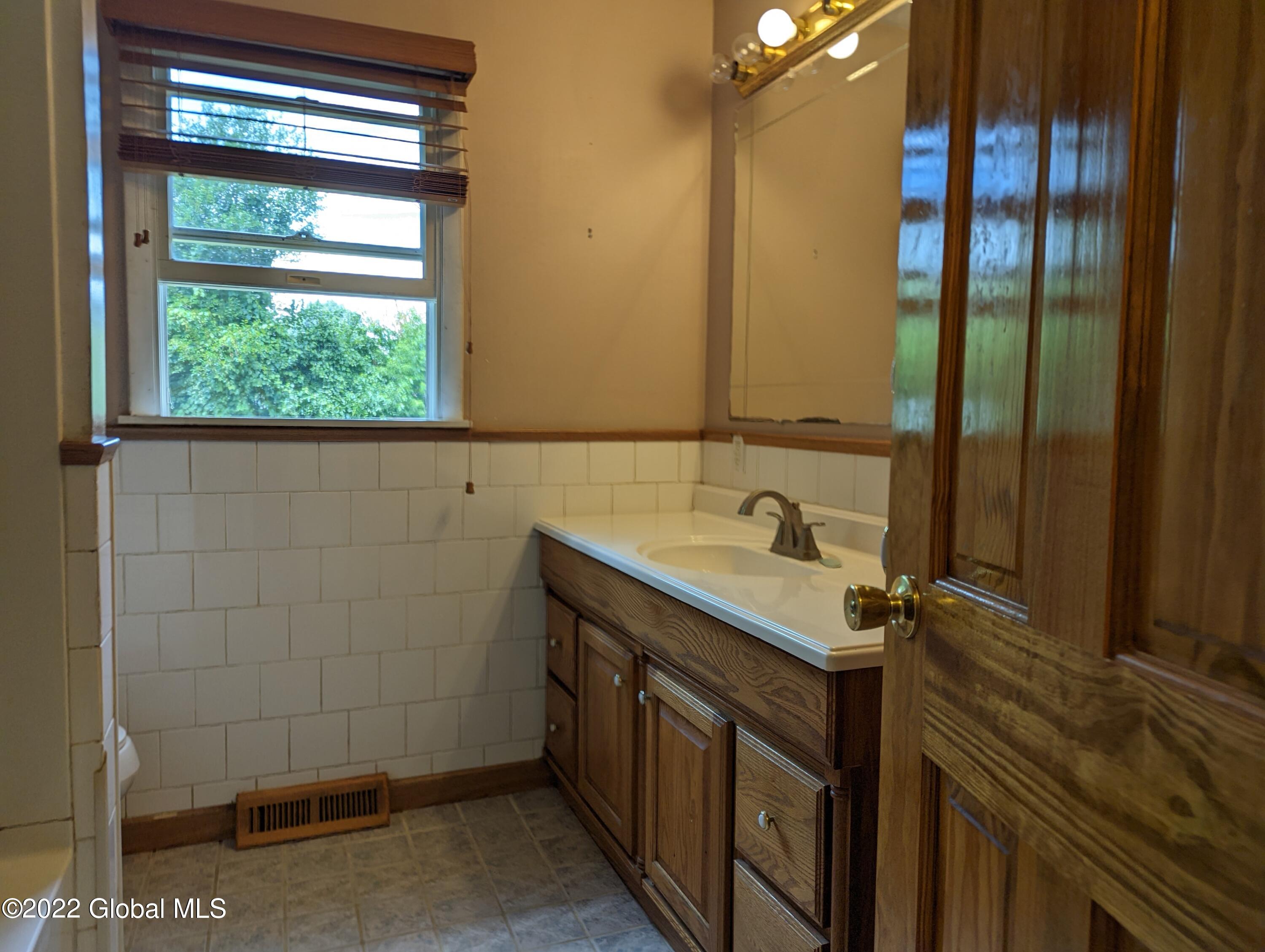 343 Gifford Road Schenectady, NY 12304 - Photo 9 of 24 PXL_20220708_172100827.MOTION-01.COVER