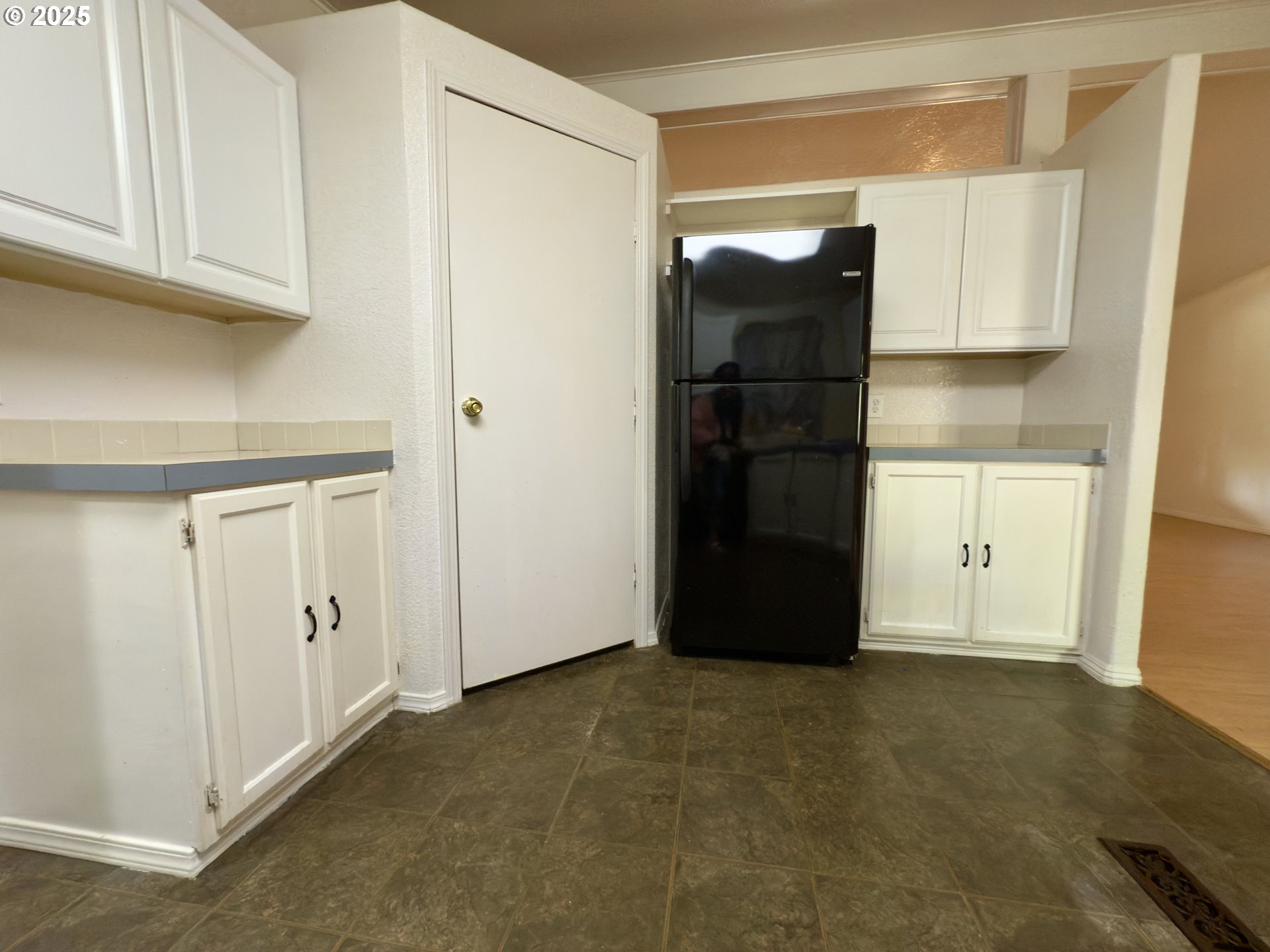 98041 Hallway Road, Unit 26 Brookings, OR 97415 - Photo 16 of 46 a view of an empty room