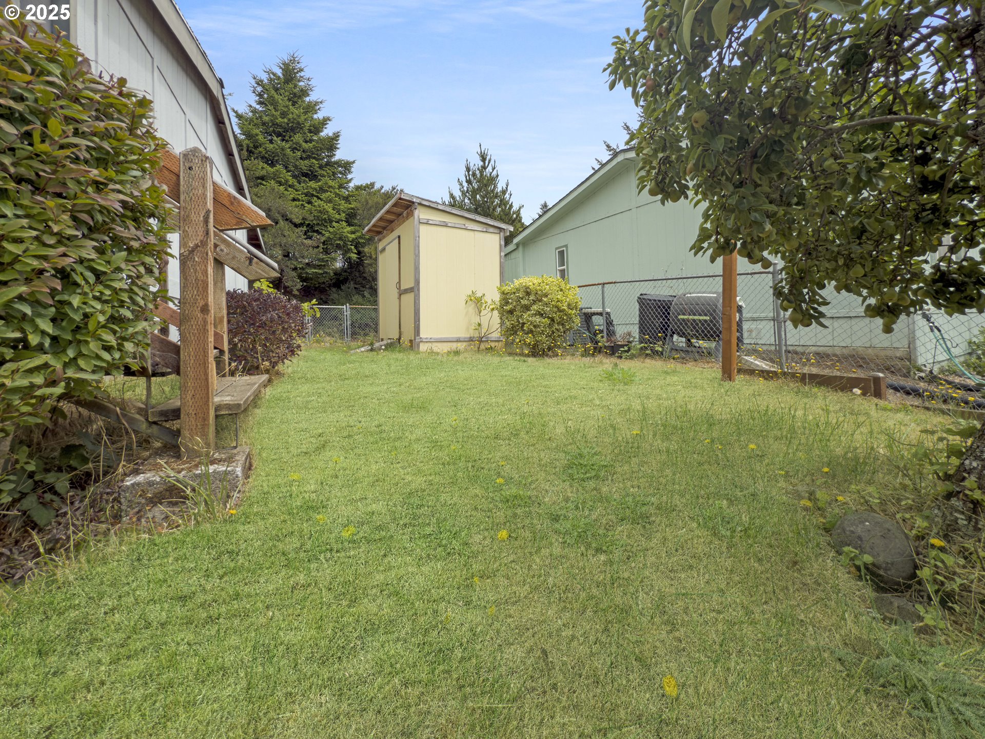 98041 Hallway Road, Unit 26 Brookings, OR 97415 - Photo 37 of 46 a backyard of a house with table and chairs