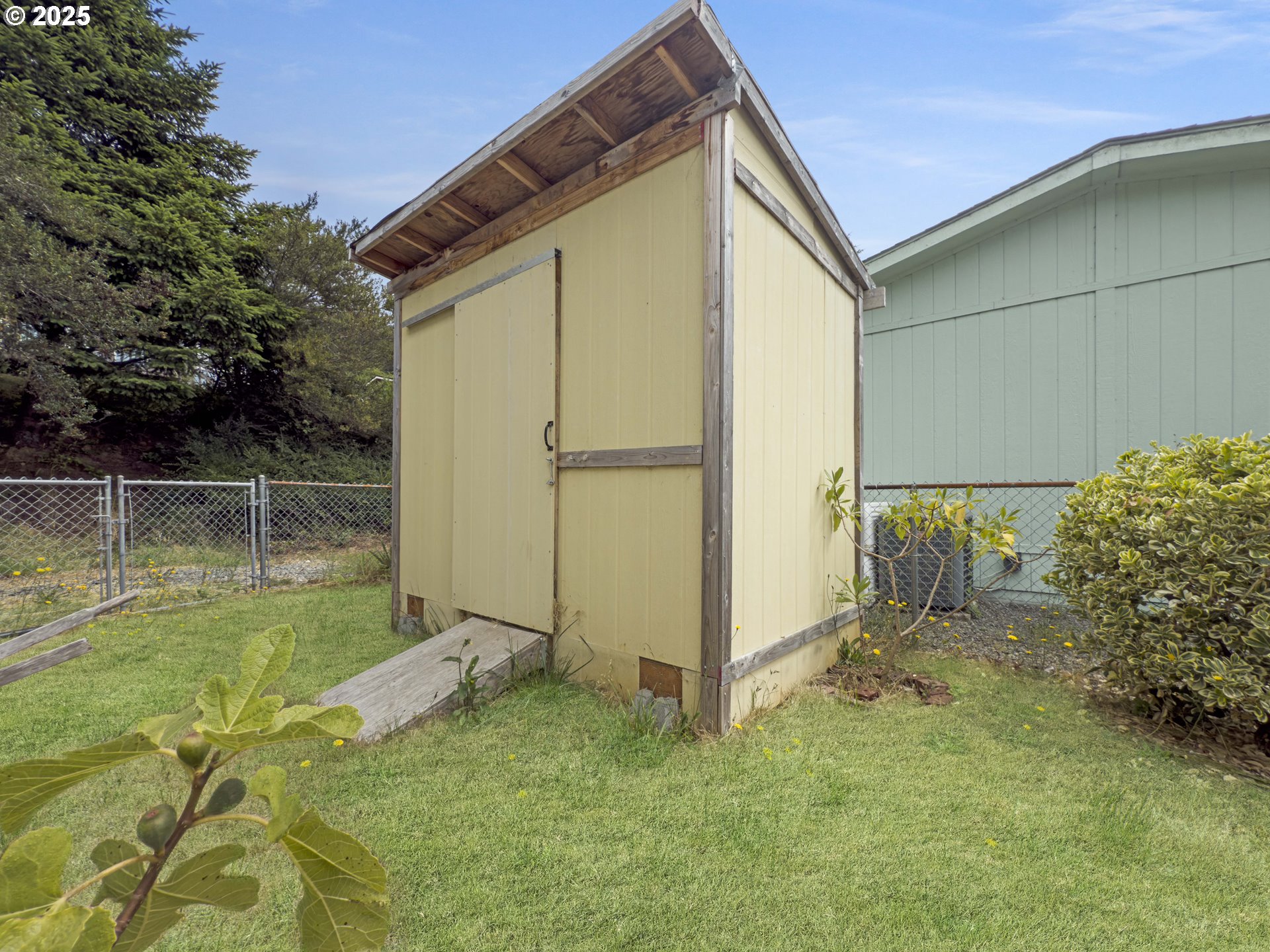 98041 Hallway Road, Unit 26 Brookings, OR 97415 - Photo 39 of 46 a backyard of a house