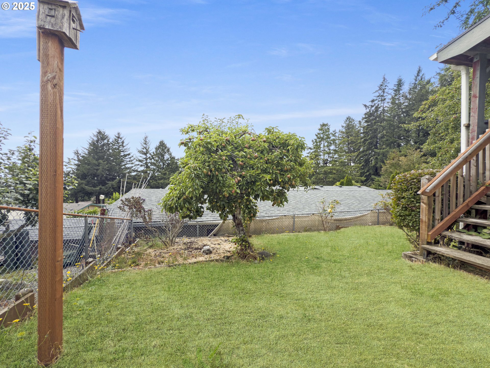 98041 Hallway Road, Unit 26 Brookings, OR 97415 - Photo 41 of 46 a backyard of a house with table and chairs