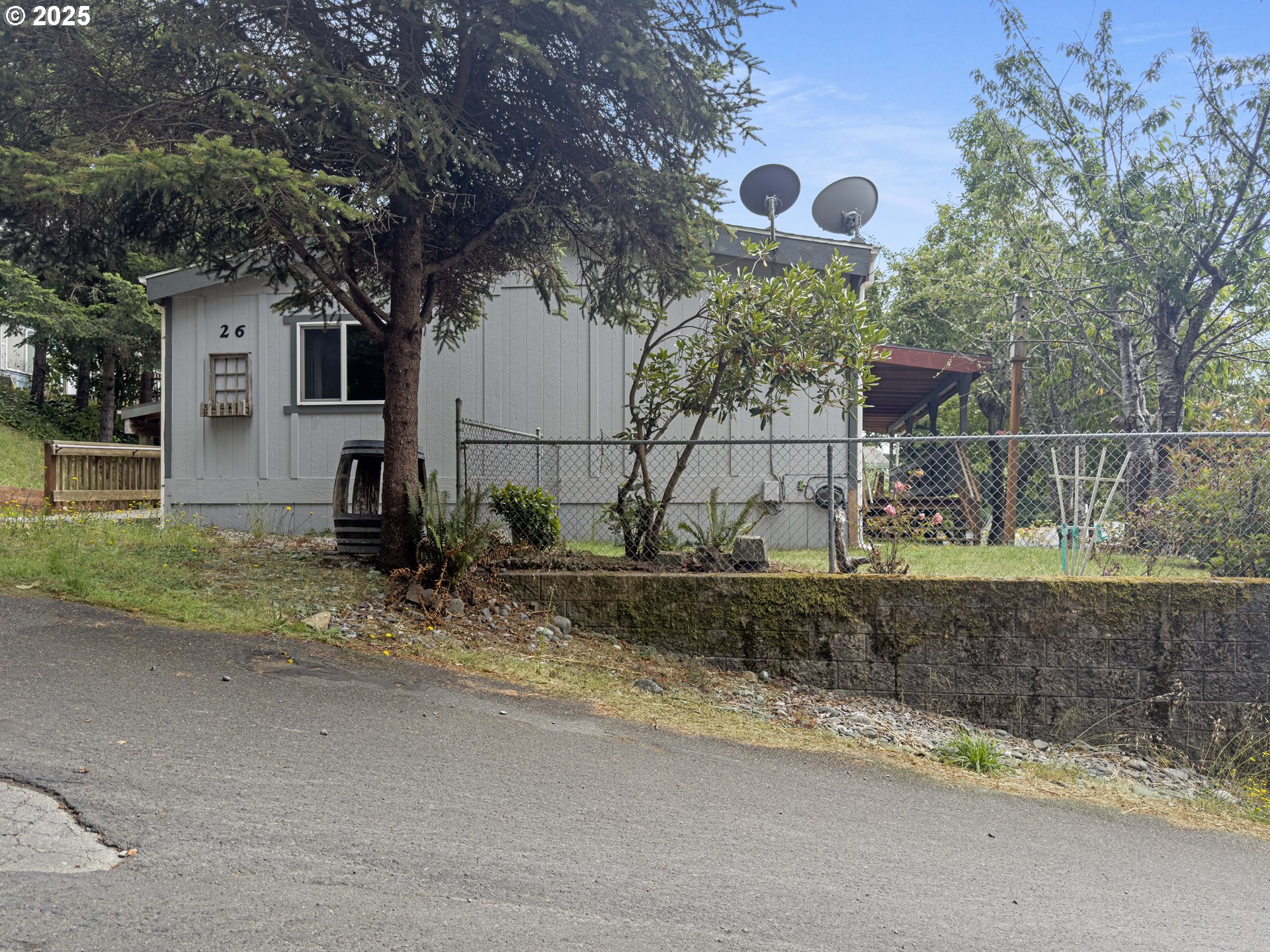 98041 Hallway Road, Unit 26 Brookings, OR 97415 - Photo 46 of 46 a backyard of a house with portable swimming pool and basket ball court