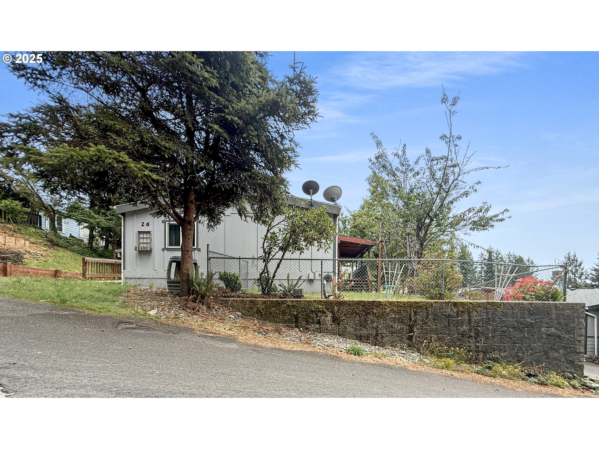 98041 Hallway Road, Unit 26 Brookings, OR 97415 - Photo 5 of 46 a backyard of a house with lots of green space