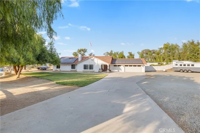 a view of road with house in background